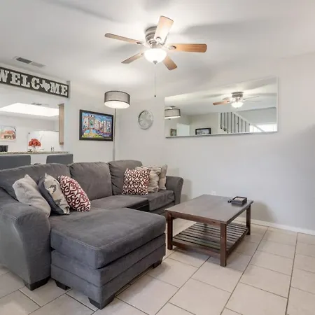 2 Miles To Dt Updated Pet-Friendly Home For Four